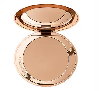 Airbrush Bronzer
 in der Farbe „Fair” von Charlotte Tilbury 