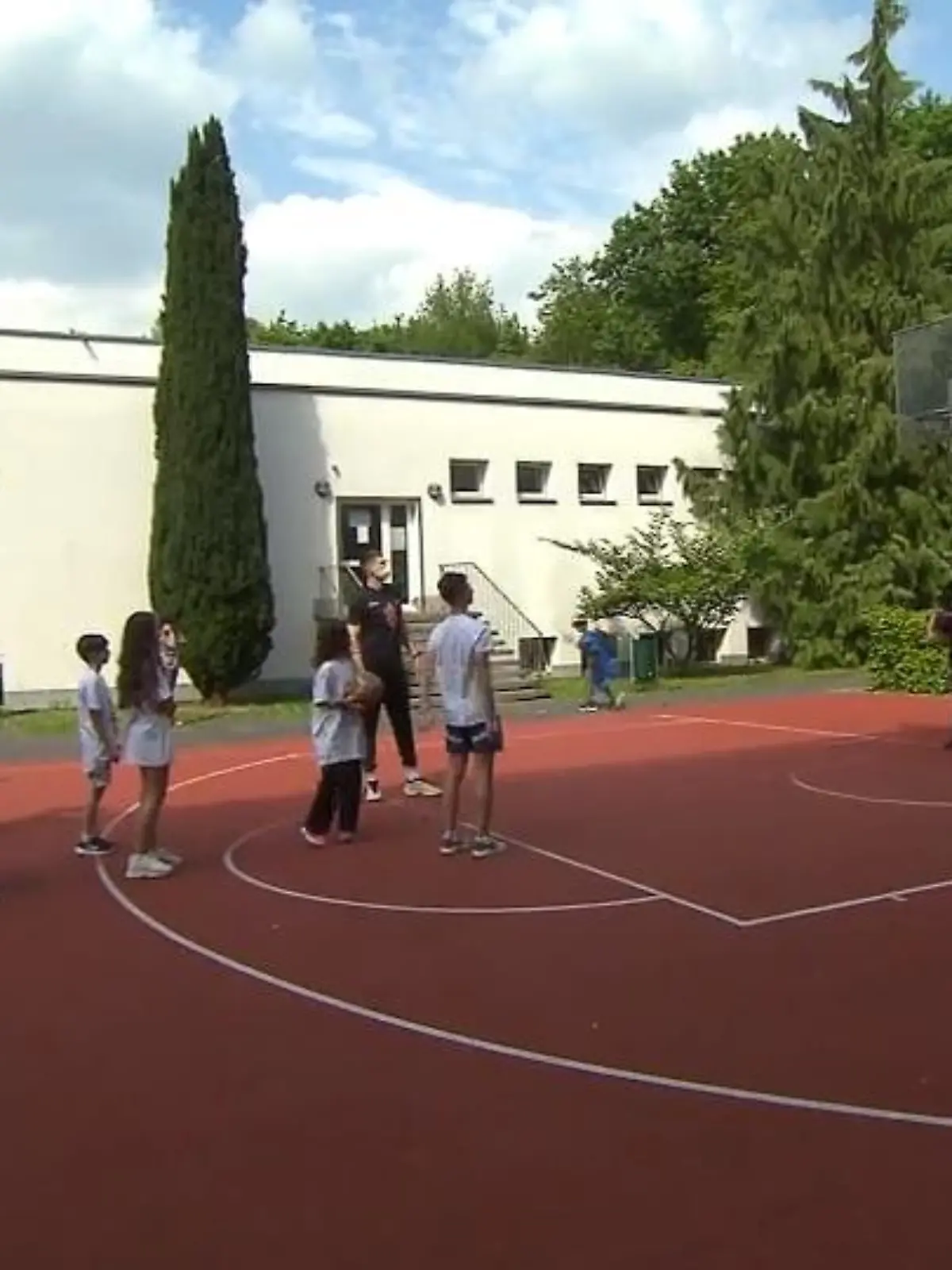 Bild zu: "Flüchtlingskinder und Telekom Baskets"