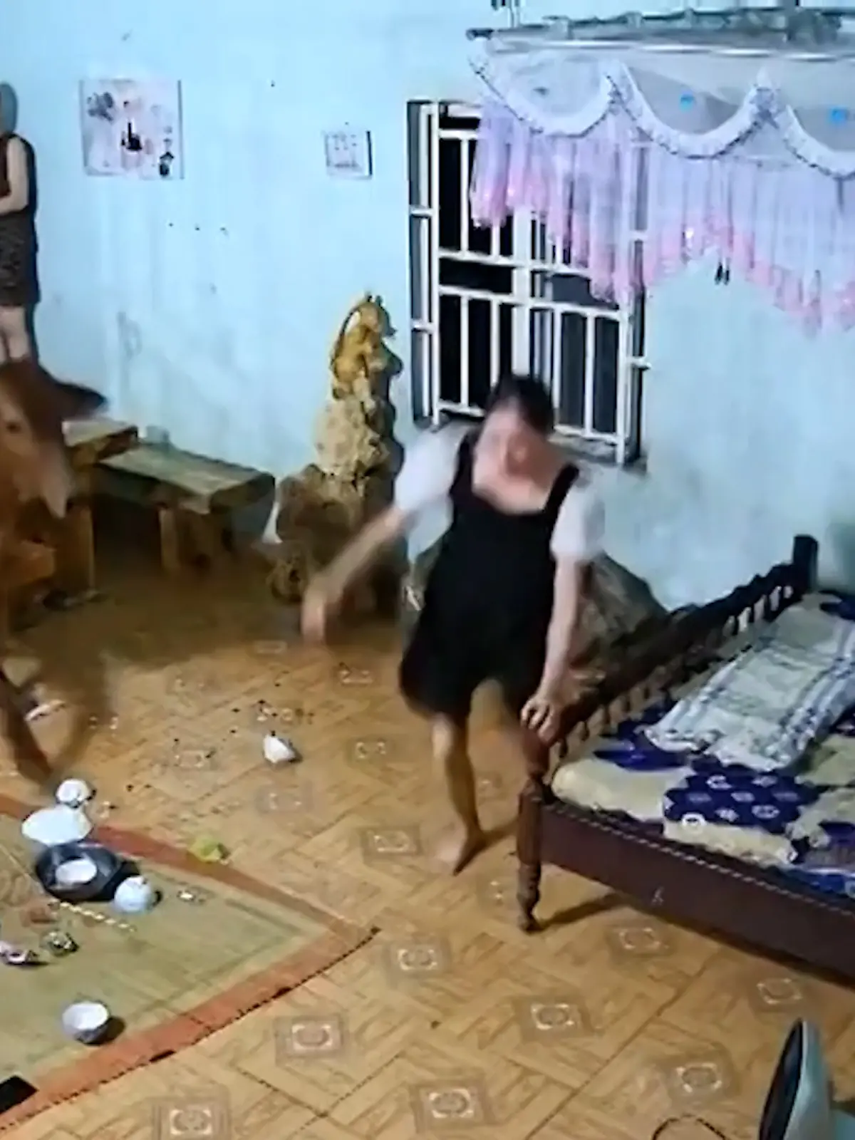 Eine Kuh rast durch ein Zimmer, die Familie flüchtet vor ihr.