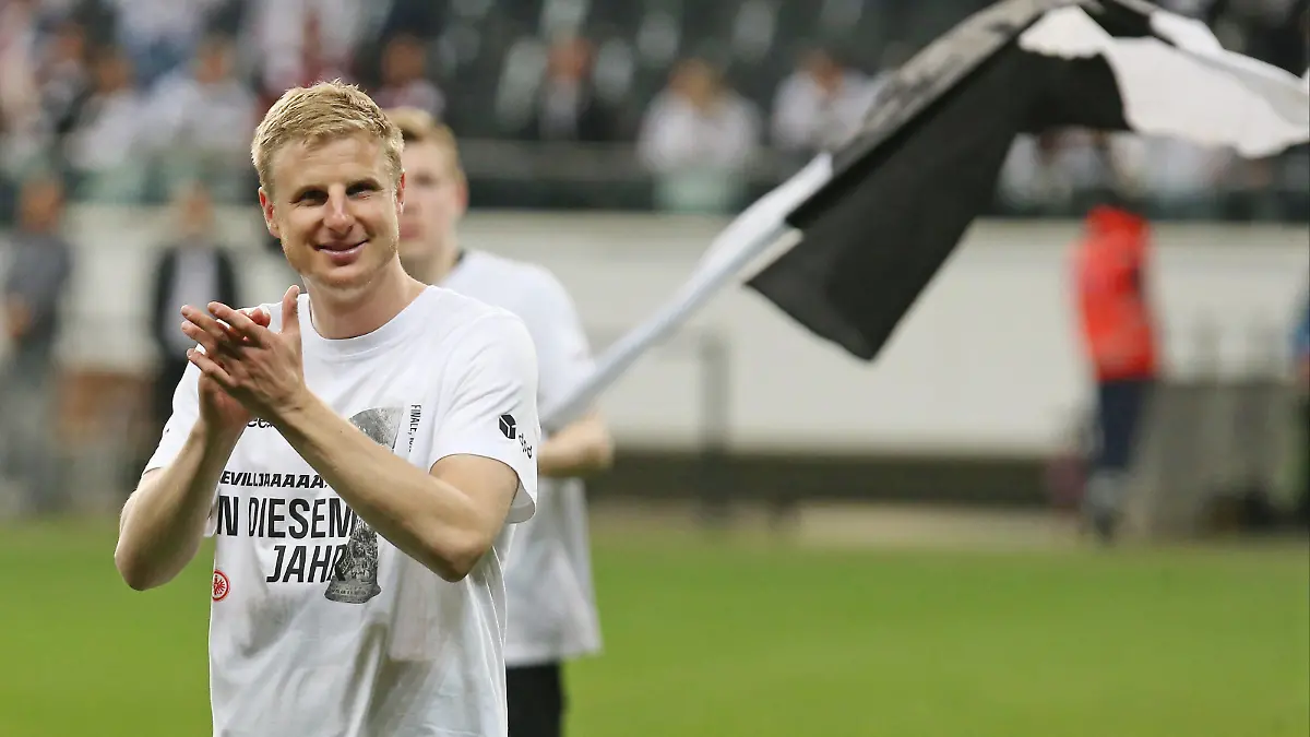 Martin Hinteregger Eintracht Frankfurt , Nr. 13 applaudiert den Fans , Eintracht Frankfurt - West Ham United FC, Fussball, UEFA EURO, EM, Europameisterschaft,Fussball League, Saison 2021/2022, Halbfinale Rückspiel, Heimspiel, 07.04.2021, Semifinal, Fußball-Europapokalwettbewerb für Vereinsmannschaften, Europapokalwettbewerb, Europapokal 2022 - *** Martin Hinteregger Eintracht Frankfurt , No 13 applauds the fans , Eintracht Frankfurt West Ham United FC, soccer, UEFA Euro League, 2021 2022 season, semifinal second leg, home match, 07 04 2021, semifinal, soccer European Cup competition for club teams, European Cup competition, European Cup 2022