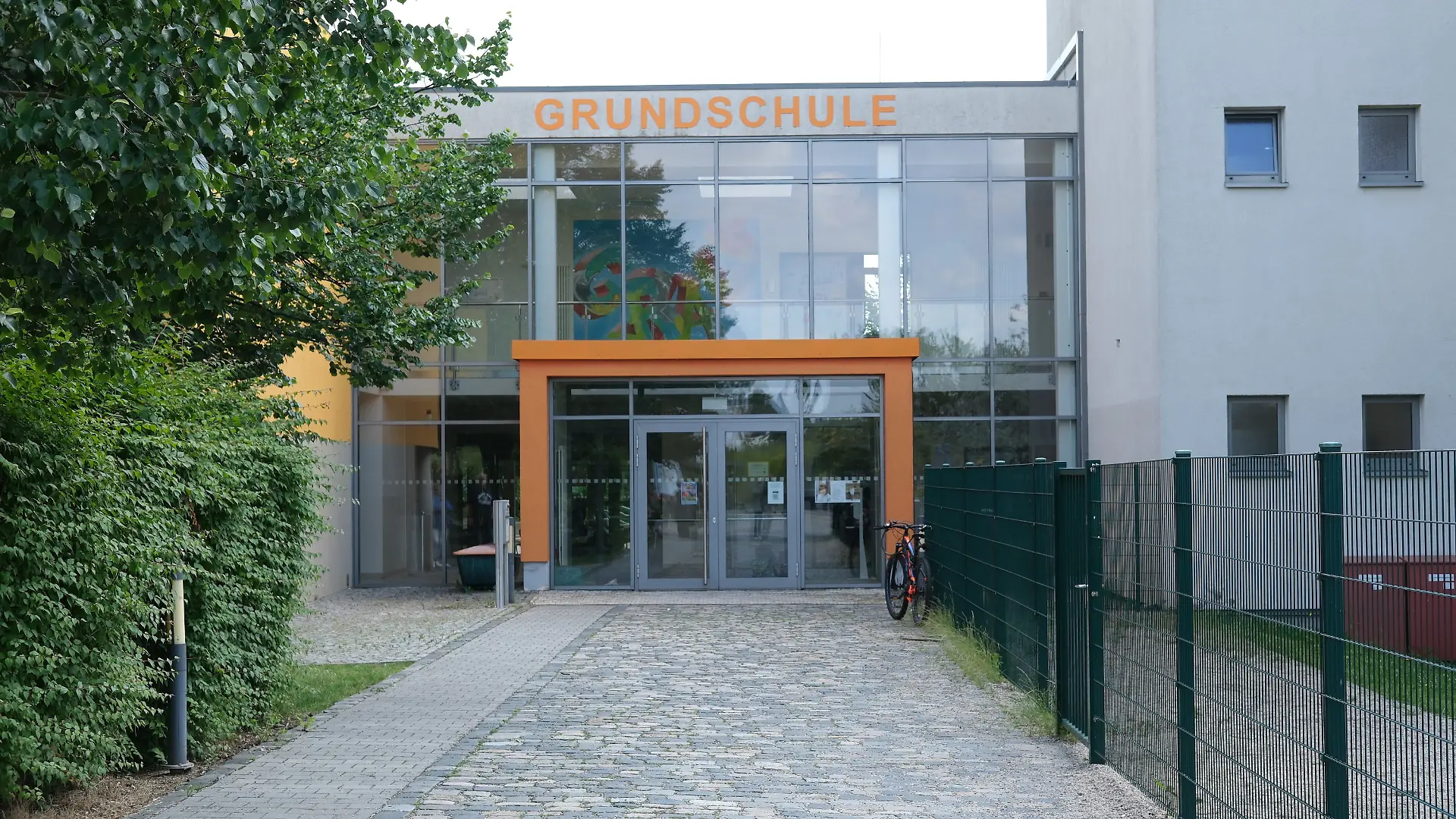 06.06.2024, Sachsen, Döbeln: Das Schulzentrum ·Am Holländer·. Dort ging die seit Montag (03.06.2024) verschwundene neunjährigen Valeriia zum Unterricht. (zu dpa: «Schülerin verschwunden - Behörde erinnert Schulen an Meldevorgaben») Foto: Sebastian Willnow/dpa +++ dpa-Bildfunk +++