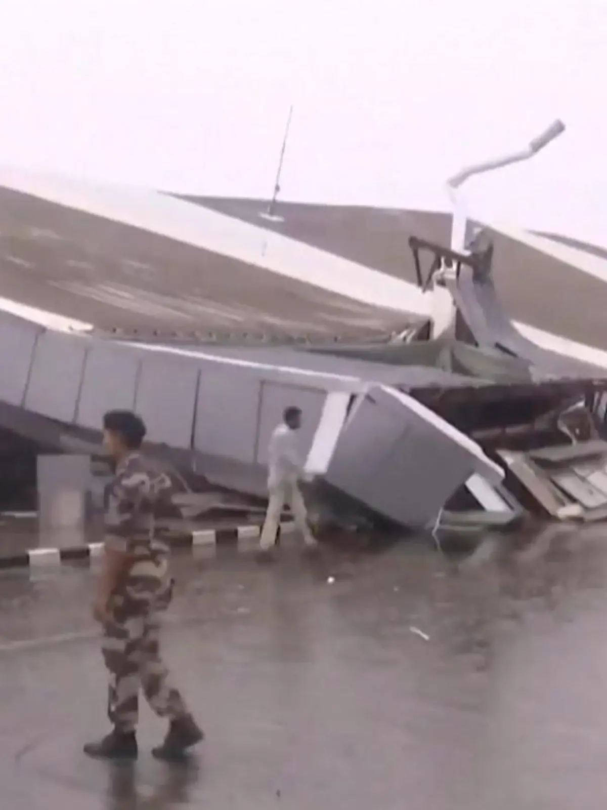 Das eingestürzte Dach am Flughafen in Indien