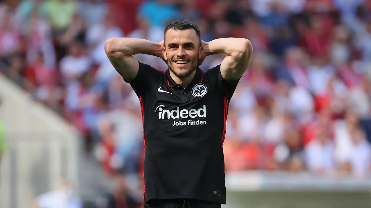 14.05.2022, Fussball Bundesliga, 1. FSV Mainz 05 - Eintracht Frankfurt, emonline, emspor, v.l., Filip Kostic Eintracht Frankfurt enttaeuscht, enttaeuscht schauend, dissapointed, traurig, frustiert, frust, gefrustet DFL/DFB REGULATIONS PROHIBIT ANY USE OF PHOTOGRAPHS AS IMAGE SEQUENCES AND/OR QUASI-VIDEO. xdcx *** 14 05 2022, Football Bundesliga, 1 FSV Mainz 05 Eintracht Frankfurt, emonline, emspor, v l , Filip Kostic Eintracht Frankfurt disappointed, disappointed looking, dissapointed, sad, frustrated, frustrated DFL DFB REGULATES PROHIBIT ANY USE OF PHOTOGRAPHS AS IMAGE SEQUENCES AND OR QUASI VIDEO xdcx Copyright: HMBxMedia/Claus