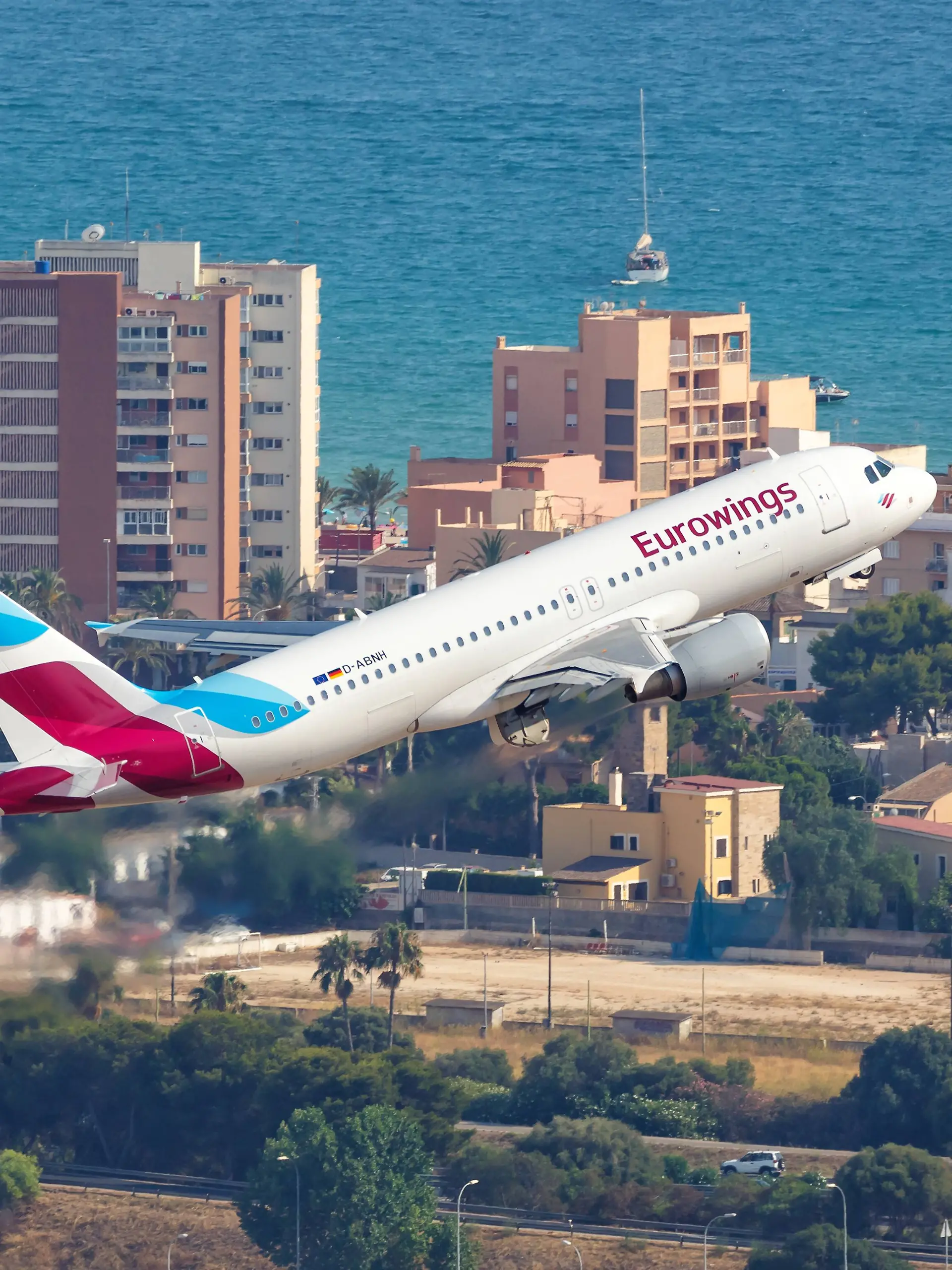 Eurowings Airbus A320 Flugzeug Flughafen Palma de Mallorca Luftbild Palma de Mallorca, Spanien - 21. Juli 2018: Ein Airbus A320 der Eurowings mit dem Kennzeichen D-ABNH startet vom Flughafen Palma de Mallorca (PMI) in Spanien. *** Eurowings Airbus A320 Plane Palma de Mallorca Airport Palma de Mallorca Spain 21 July 2018 An Eurowings Airbus A320 with the registration number D ABNH departs from the Palma de Mallorca PMI airport in Spain