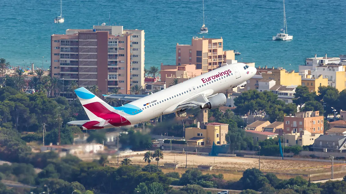 Eurowings Airbus A320 Flugzeug Flughafen Palma de Mallorca Luftbild Palma de Mallorca, Spanien - 21. Juli 2018: Ein Airbus A320 der Eurowings mit dem Kennzeichen D-ABNH startet vom Flughafen Palma de Mallorca (PMI) in Spanien. *** Eurowings Airbus A320 Plane Palma de Mallorca Airport Palma de Mallorca Spain 21 July 2018 An Eurowings Airbus A320 with the registration number D ABNH departs from the Palma de Mallorca PMI airport in Spain  