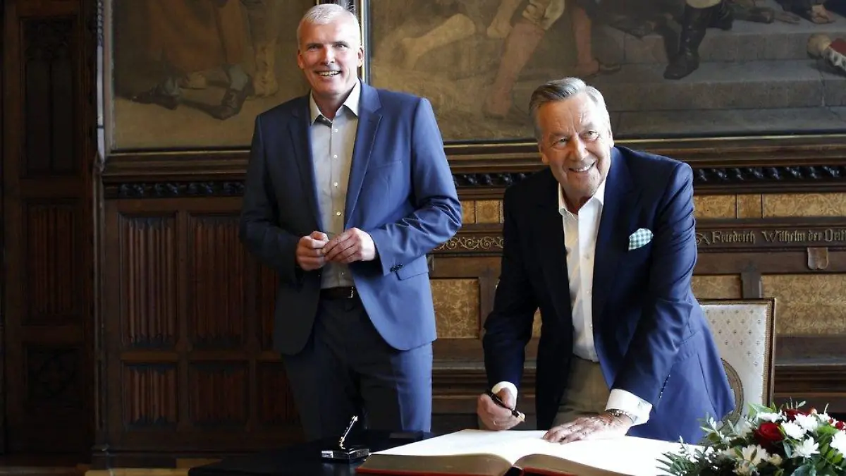 Roland Kaiser in Erfurt: Mit dem Papst im Goldenen Buch