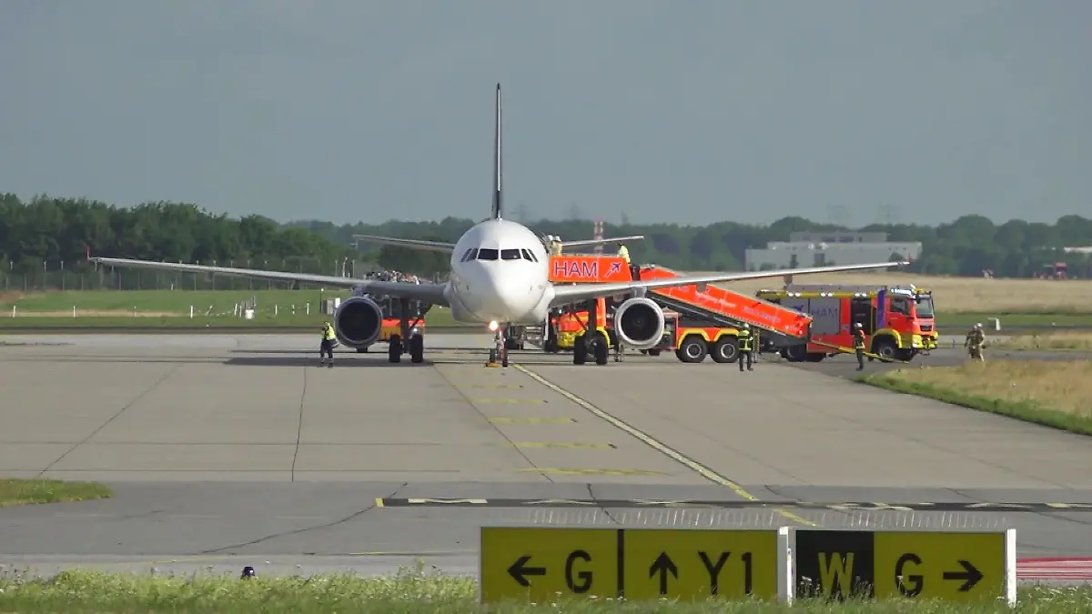 Am Donnerstagmorgen muss die Feuerwehr auf dem Flughafen in Hamburg eine Passagiermaschine löschen.
