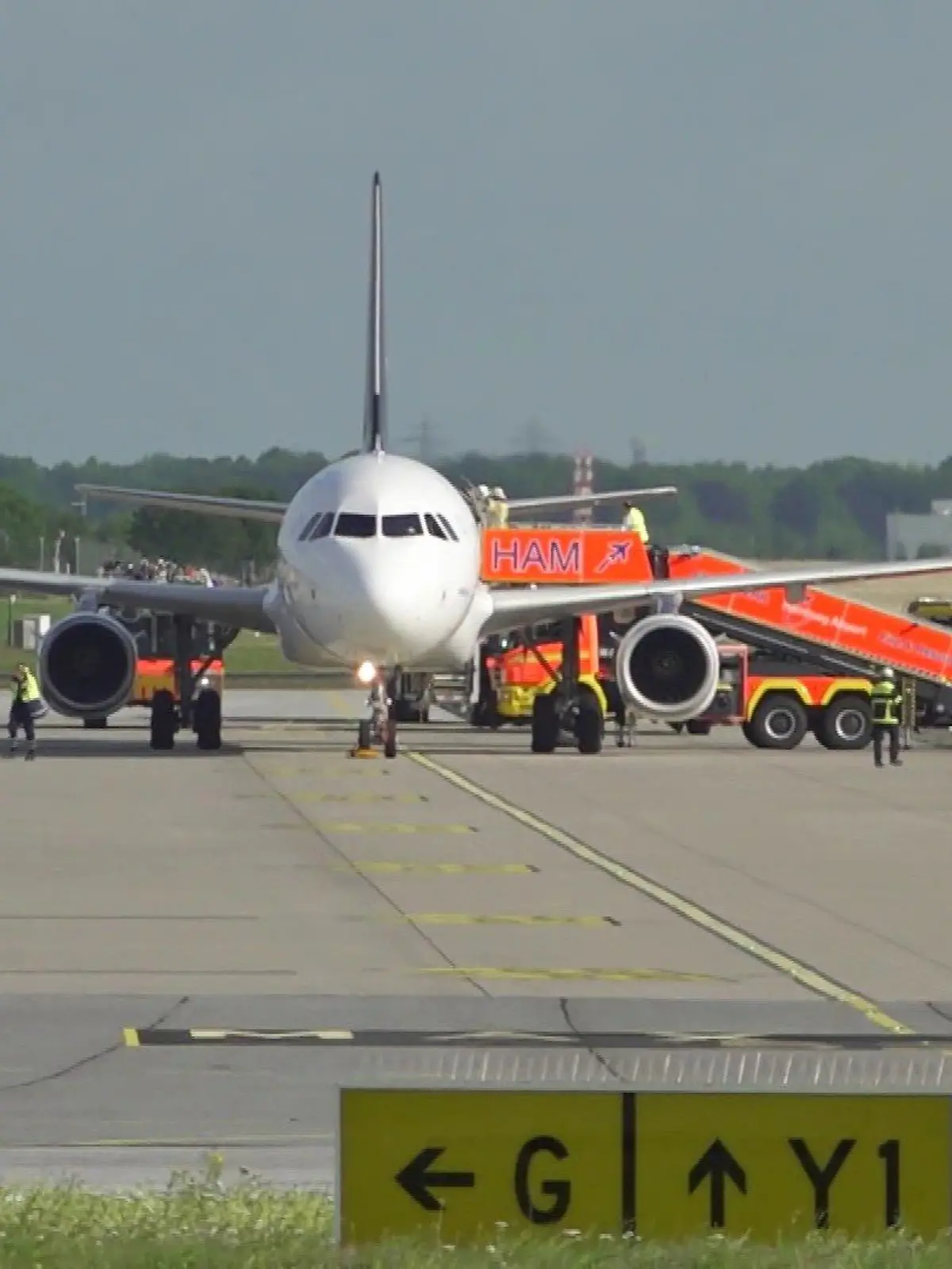 Am Donnerstagmorgen muss die Feuerwehr auf dem Flughafen in Hamburg eine Passagiermaschine löschen.