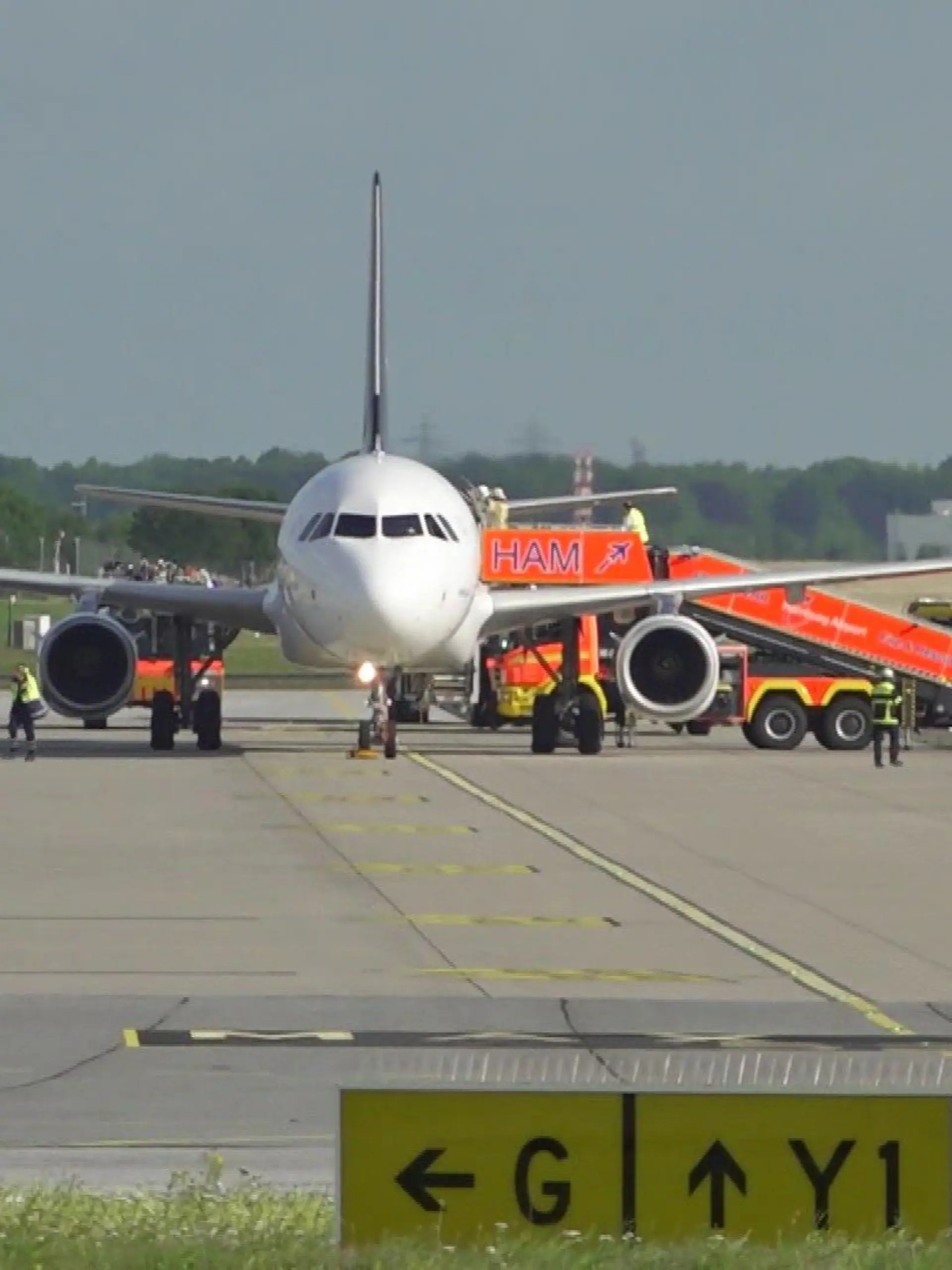Am Donnerstagmorgen muss die Feuerwehr auf dem Flughafen in Hamburg eine Passagiermaschine löschen.