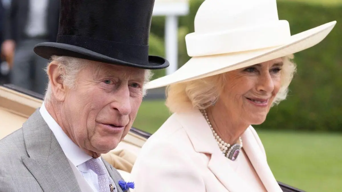 Foto und Video: Königin Camilla und König Charles feiern Streitkräfte