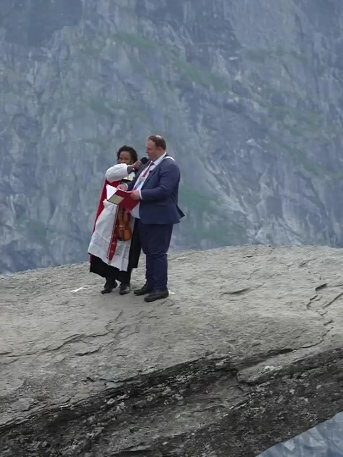Bild zu: "Mega-Kulisse in Norwegen! Paare TRAUEN sich auf Klippe"