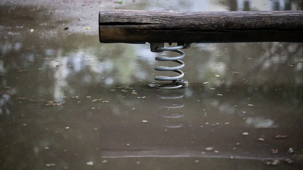 Eine Wippe auf einem Spielplatz steht im Wasser.