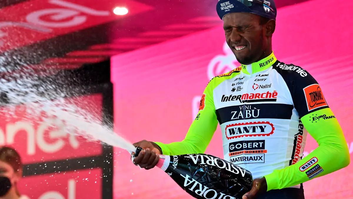 17.05.2022, Italien, Jesi: Radsport: UCI WorldTour - Giro d·Italia, Pescara - Jesi (196,00 km), 10. Etappe, Siegerehrung: Biniam Girmay aus Eritrea vom Team Intermarche-Wanty-Gobert Materiaux feiert seinen Etappensieg auf dem Podium. Foto: Massimo Paolone/LaPresse/AP/dpa +++ dpa-Bildfunk +++