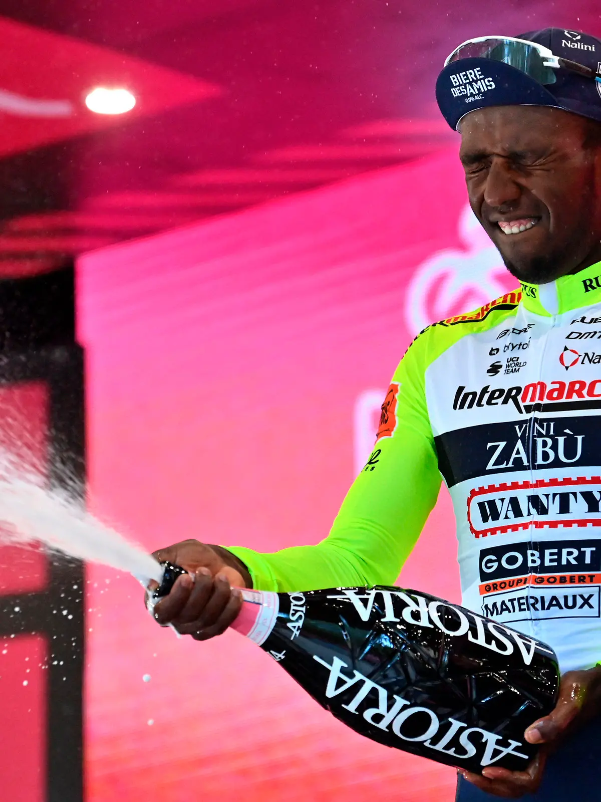 17.05.2022, Italien, Jesi: Radsport: UCI WorldTour - Giro d·Italia, Pescara - Jesi (196,00 km), 10. Etappe, Siegerehrung: Biniam Girmay aus Eritrea vom Team Intermarche-Wanty-Gobert Materiaux feiert seinen Etappensieg auf dem Podium. Foto: Massimo Paolone/LaPresse/AP/dpa +++ dpa-Bildfunk +++