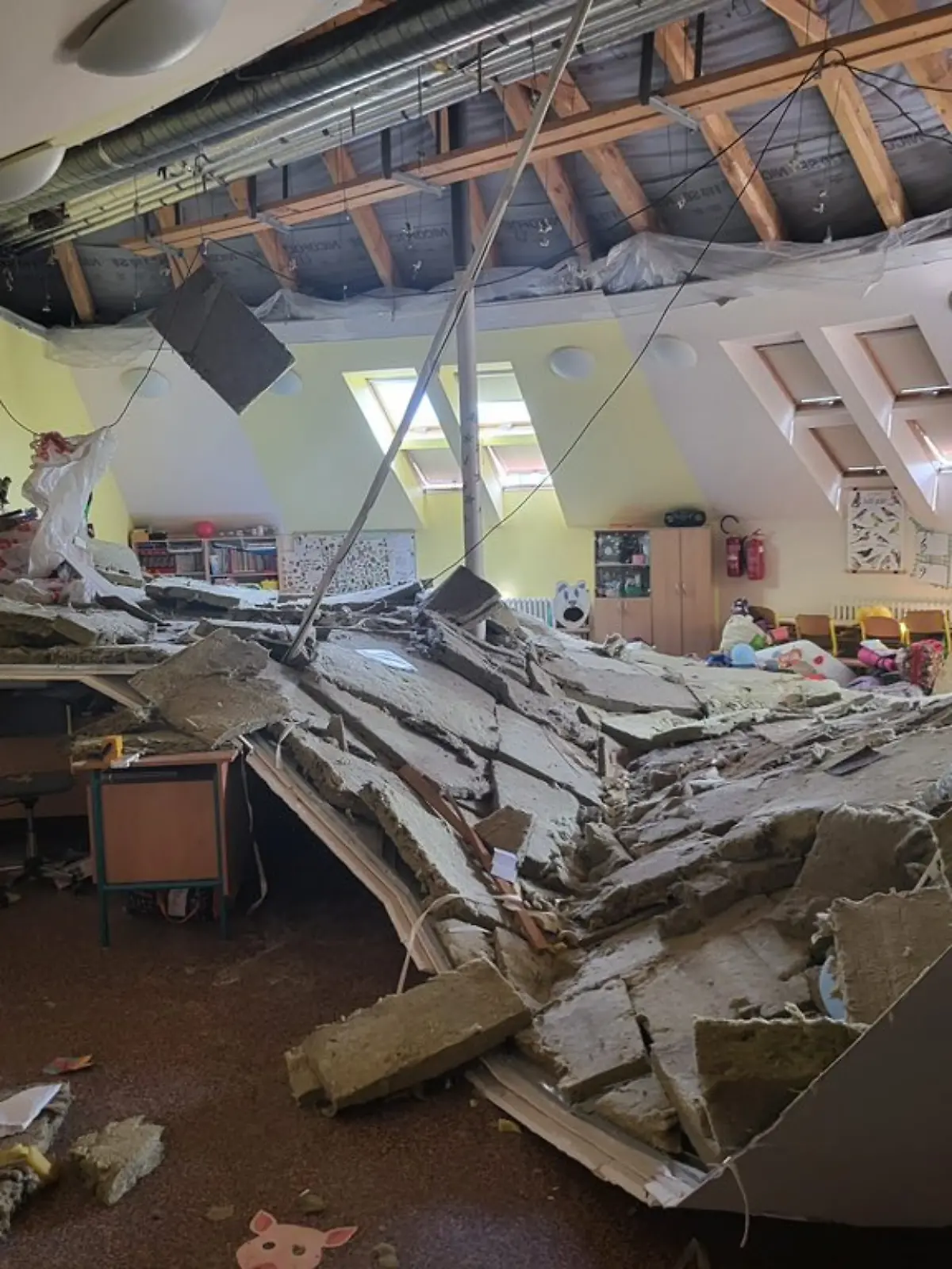 Bild zu: "Klassenraum-Decke bricht mitten im Unterricht zusammen - Lehrerin wird zur Heldin"