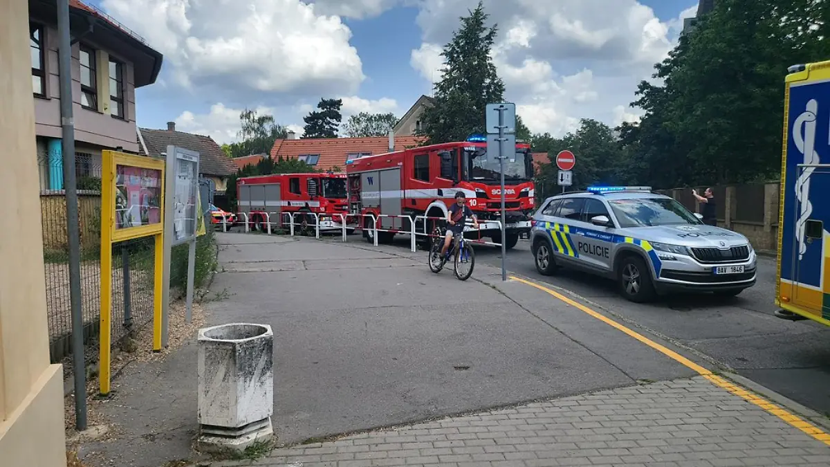 Die Feuerwehr war nach dem Deckeneinsturz im Einsatz.