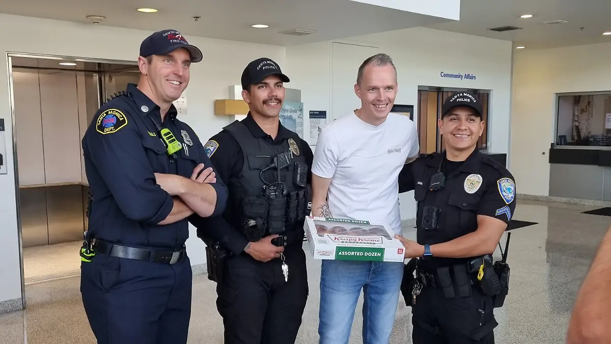 Tobias (in weiß) mit dem Feuerwehrmann und den Polizisten, die sein Leben retteten: Matt Nichols, Steven Soto und Edgar Arana (v.l.n.r.)