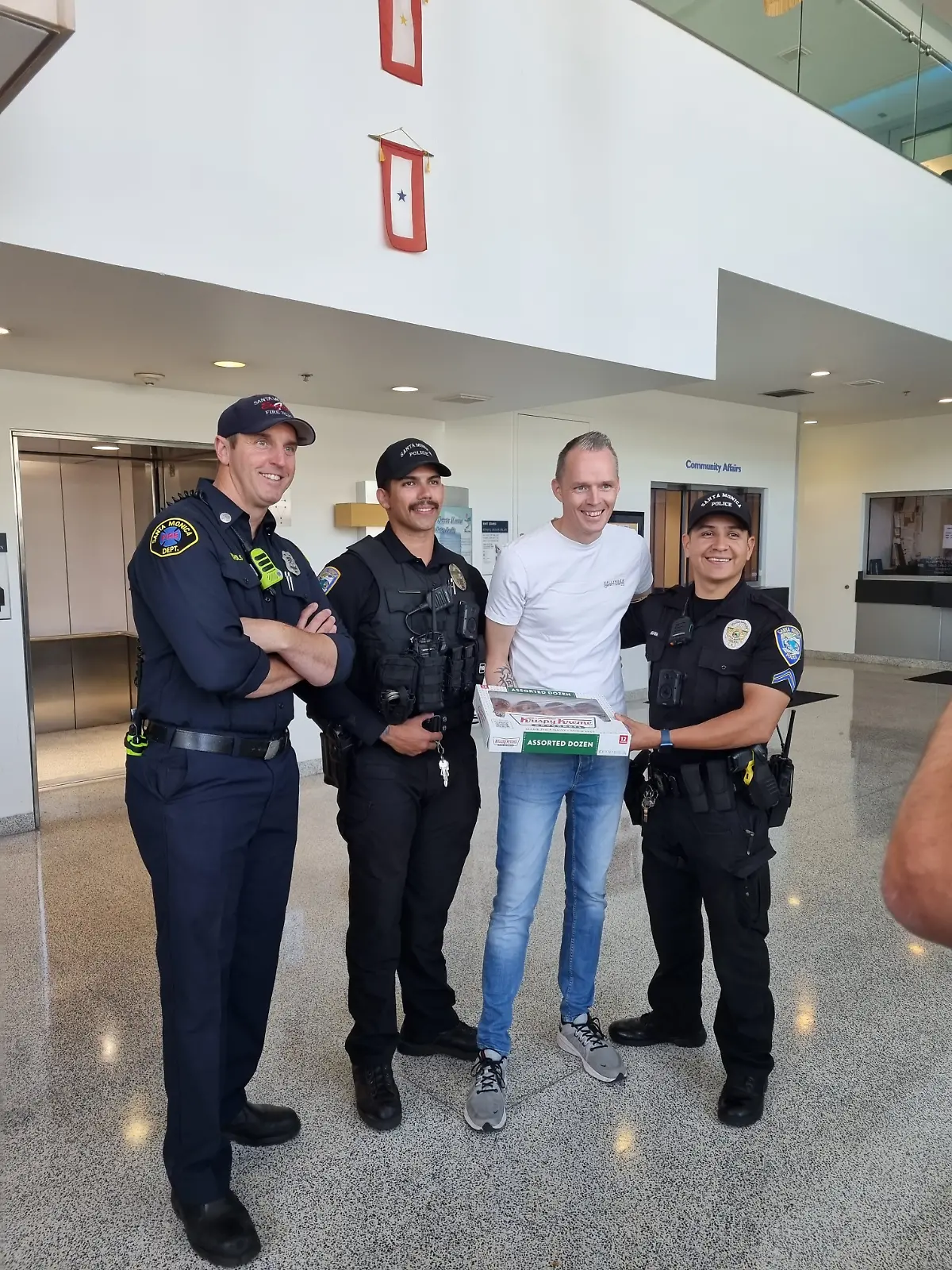 Tobias (in weiß) mit dem Feuerwehrmann und den Polizisten, die sein Leben retteten: Matt Nichols, Steven Soto und Edgar Arana (v.l.n.r.)
