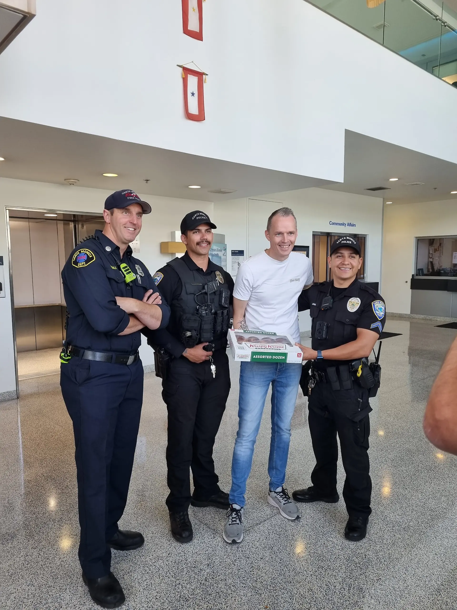 Tobias (in weiß) mit dem Feuerwehrmann und den Polizisten, die sein Leben retteten: Matt Nichols, Steven Soto und Edgar Arana (v.l.n.r.)