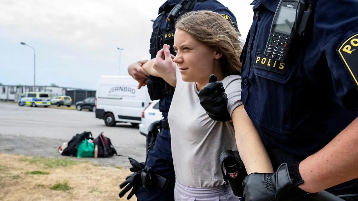 FILE PHOTO: Police remove Greta Thunberg as they move climate activists from the organization Ta Tillbaka Framtiden, who are blocking the entrance to Oljehamnen in Malmo, Sweden, June 19, 2023. TT News Agency/Johan Nilsson via REUTERS/File Photo