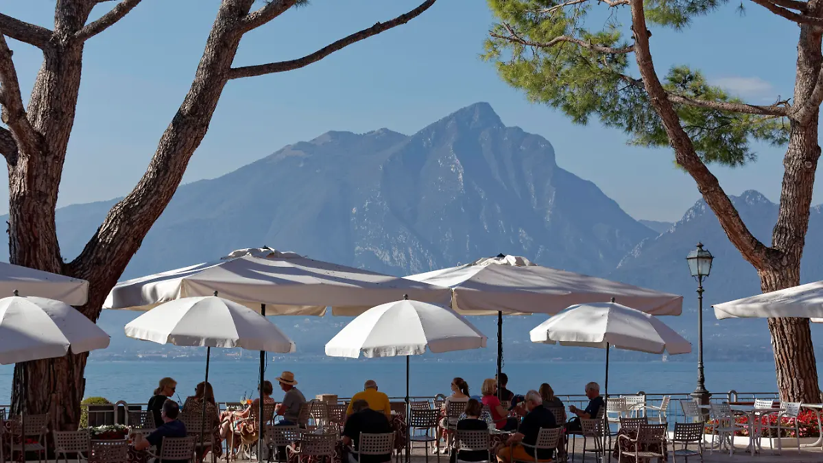 Restaurantterrasse unter Pinien am Seeufer, Sonnenschirme, Uferpromenade, Torri del Benaco, Gardasee Ostufer, Provinz Verona, Italien, Europa