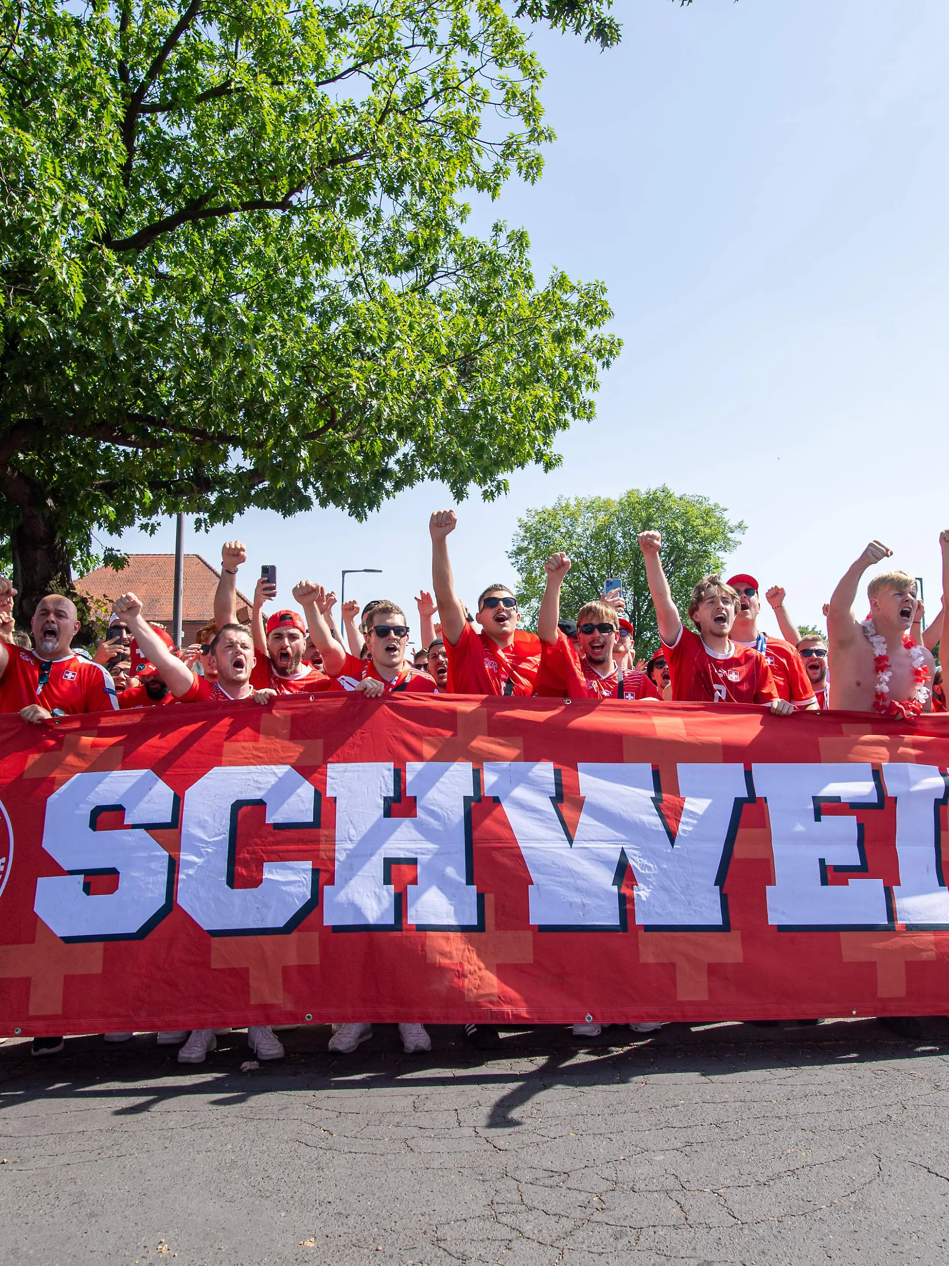 Bild zu: "Schweiz-Chaoten randalieren in Berlin"