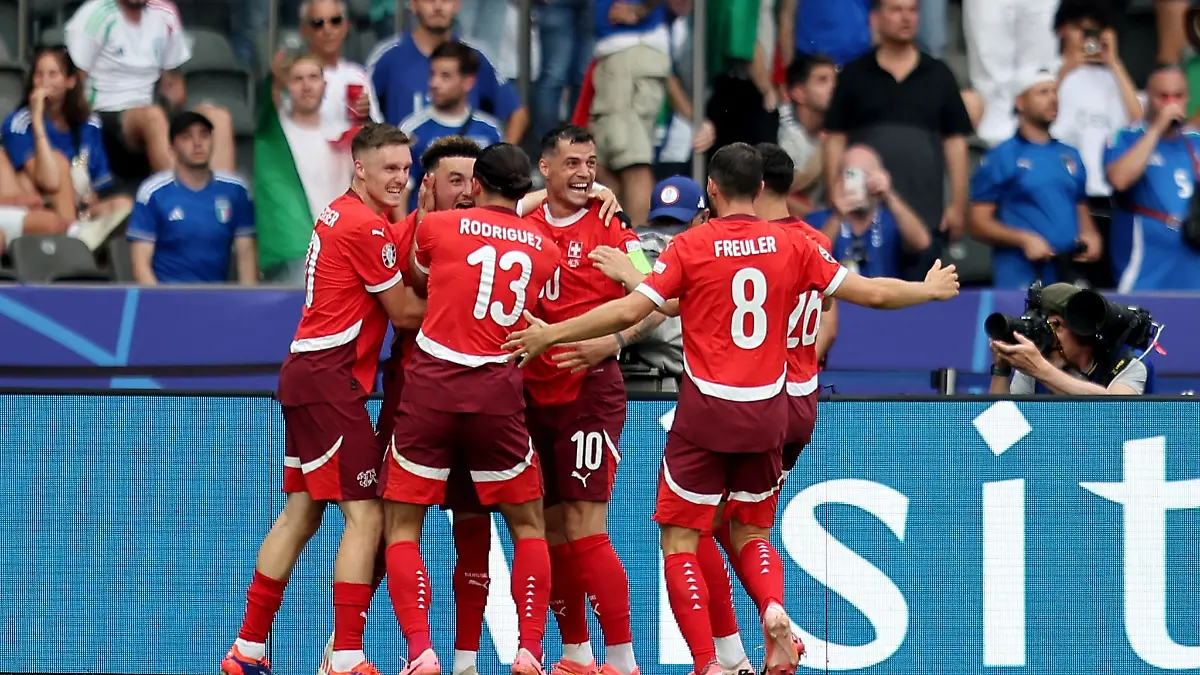 Die Schweizer bejubeln den Einzug ins Viertelfinale.
