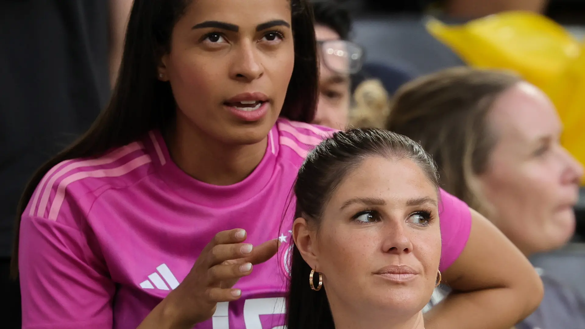 Sabrina, die Freundin von Nico Schlotterbeck und Joshua Kimmichs Frau Lina feuern ihre Männer von der Tribüne aus an.
