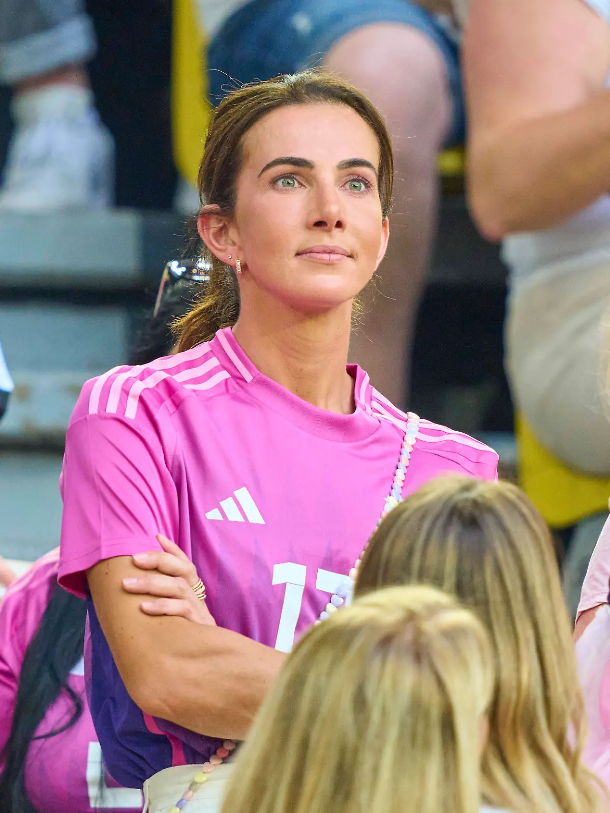 Lisa Müller fiebert im Achtelfinale auf der Tribüne mit ihrem Ehemann Thomas Müller mit. 