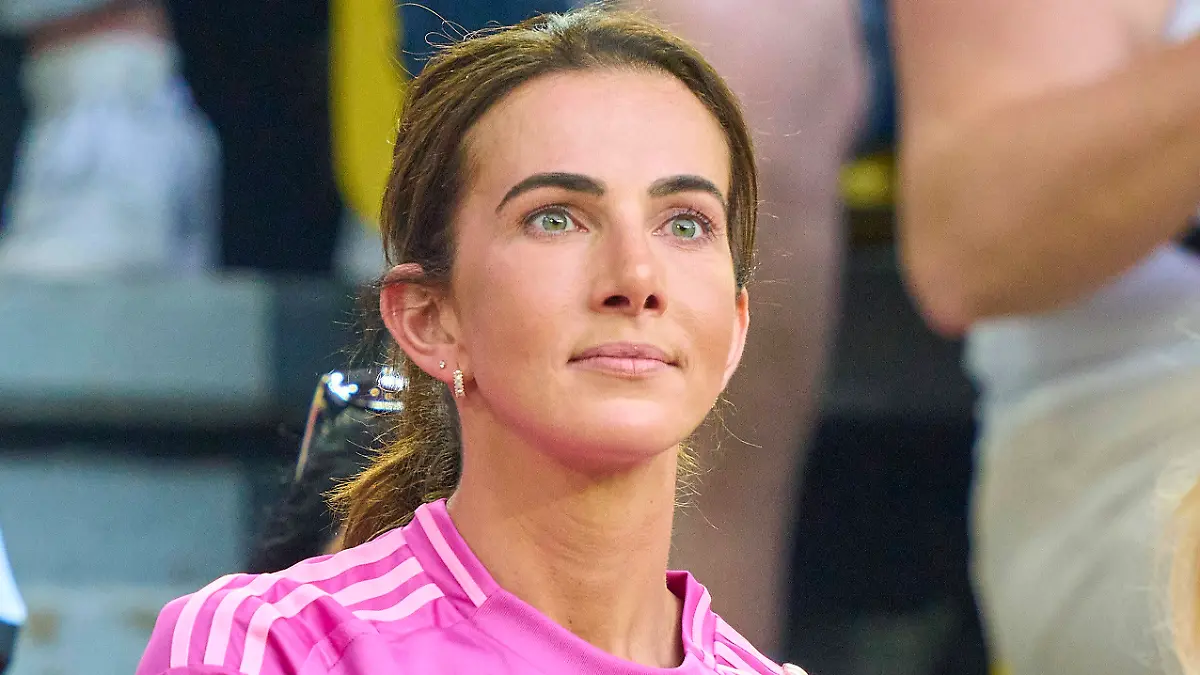 Lisa Müller fiebert im Achtelfinale auf der Tribüne mit ihrem Ehemann Thomas Müller mit. 