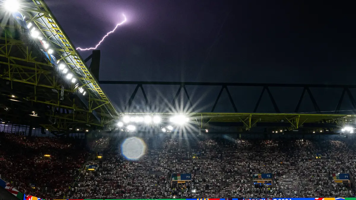 Ein Blitz ist über dem Dortmunder Stadion beim EM-Achtelfinale zwischen Deutschland und Dänemark zu sehen.