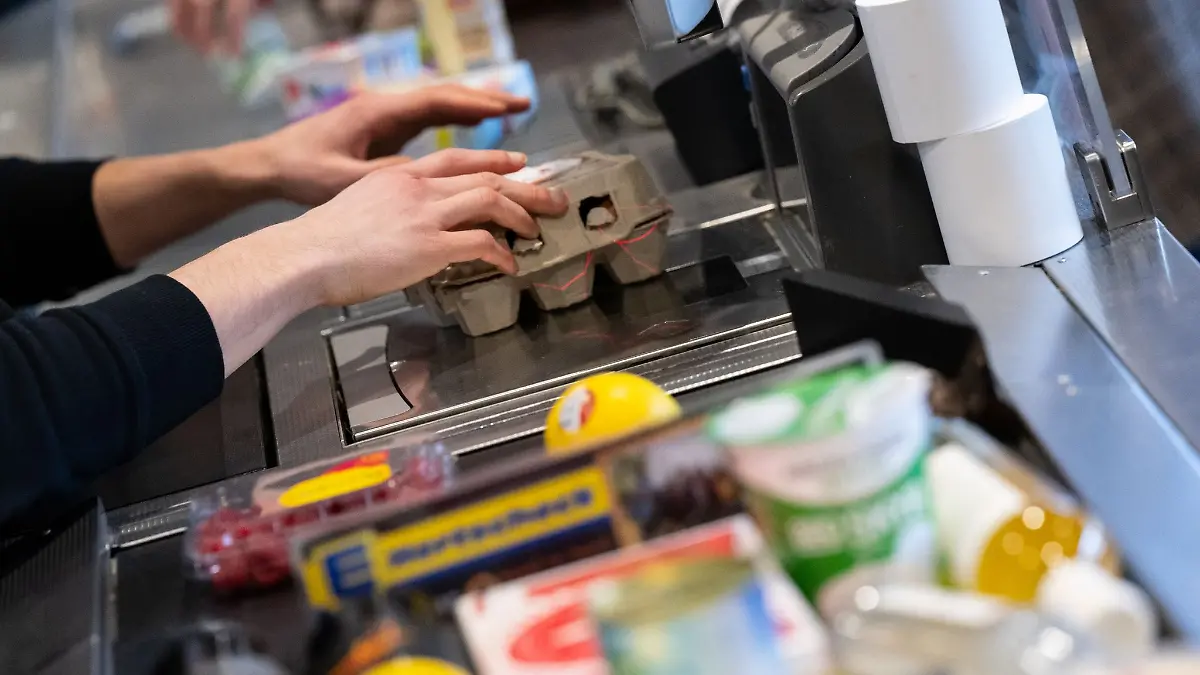 In Frankreich müssen Lebensmitteleinzelhändler Mogelpackungen nun durch einen Hinweis am Regal kennzeichnen.