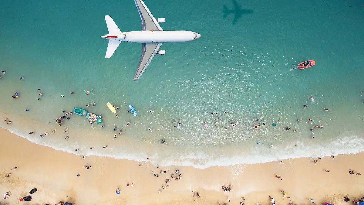 Flugzeug über dem Strand.