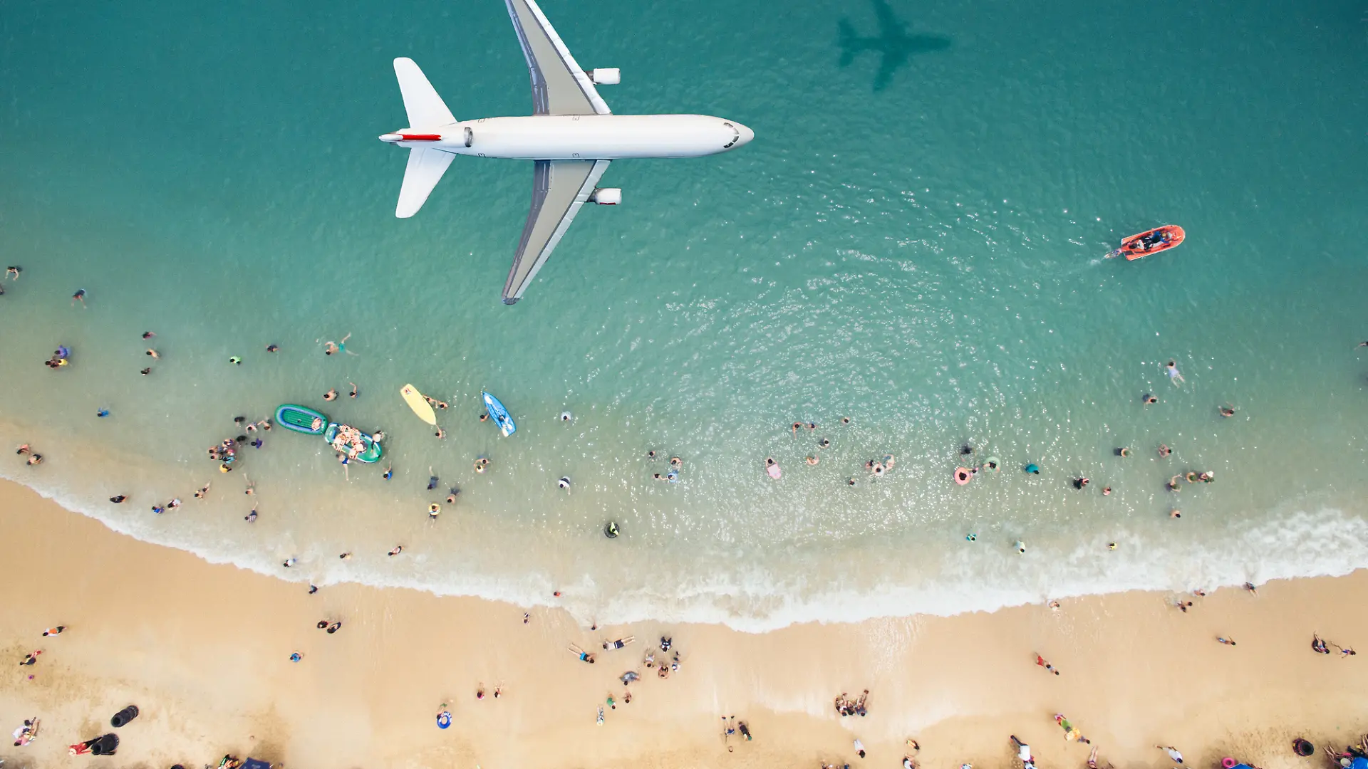 Flugzeug über dem Strand.