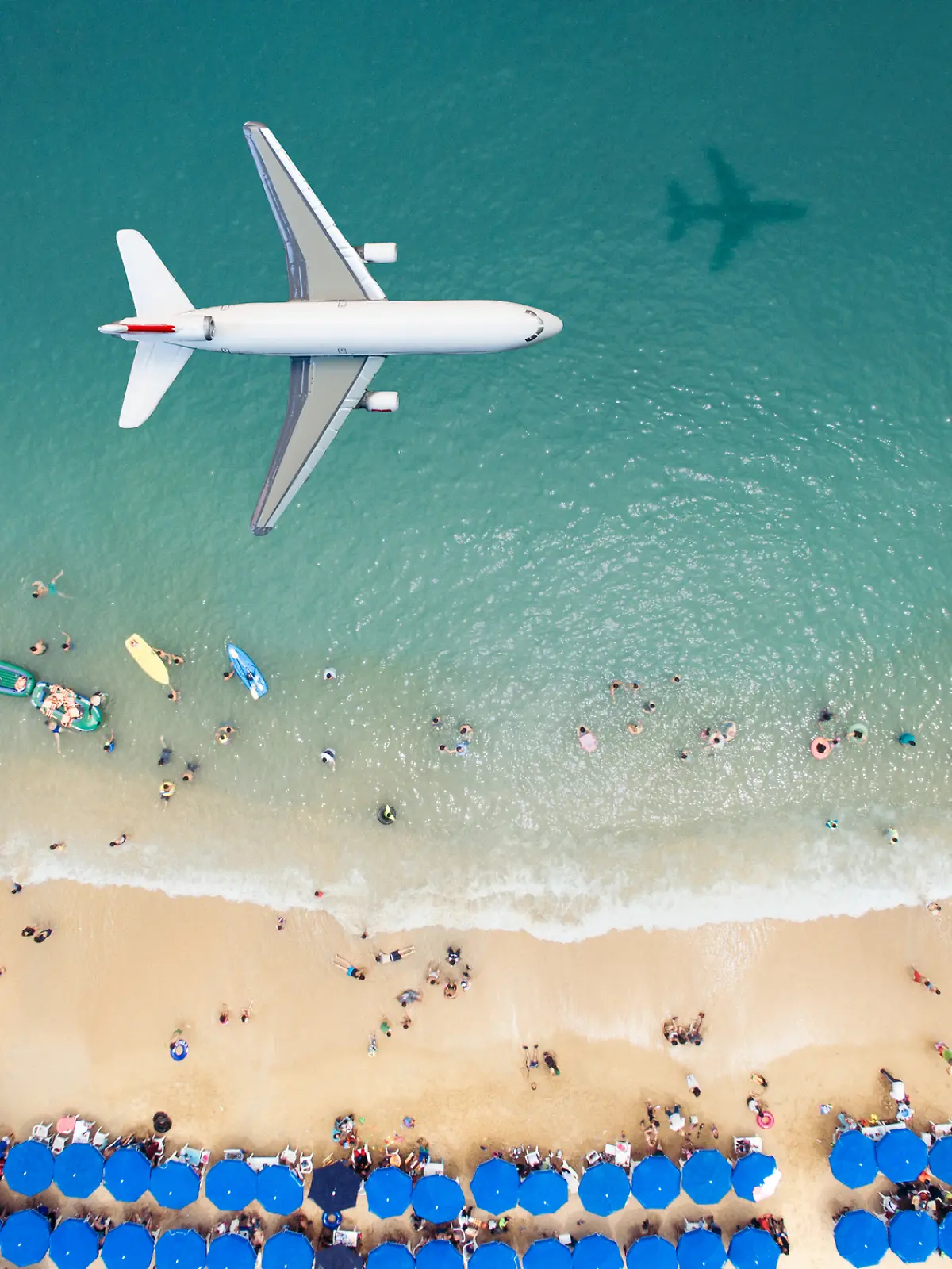 Flugzeug über dem Strand. 
