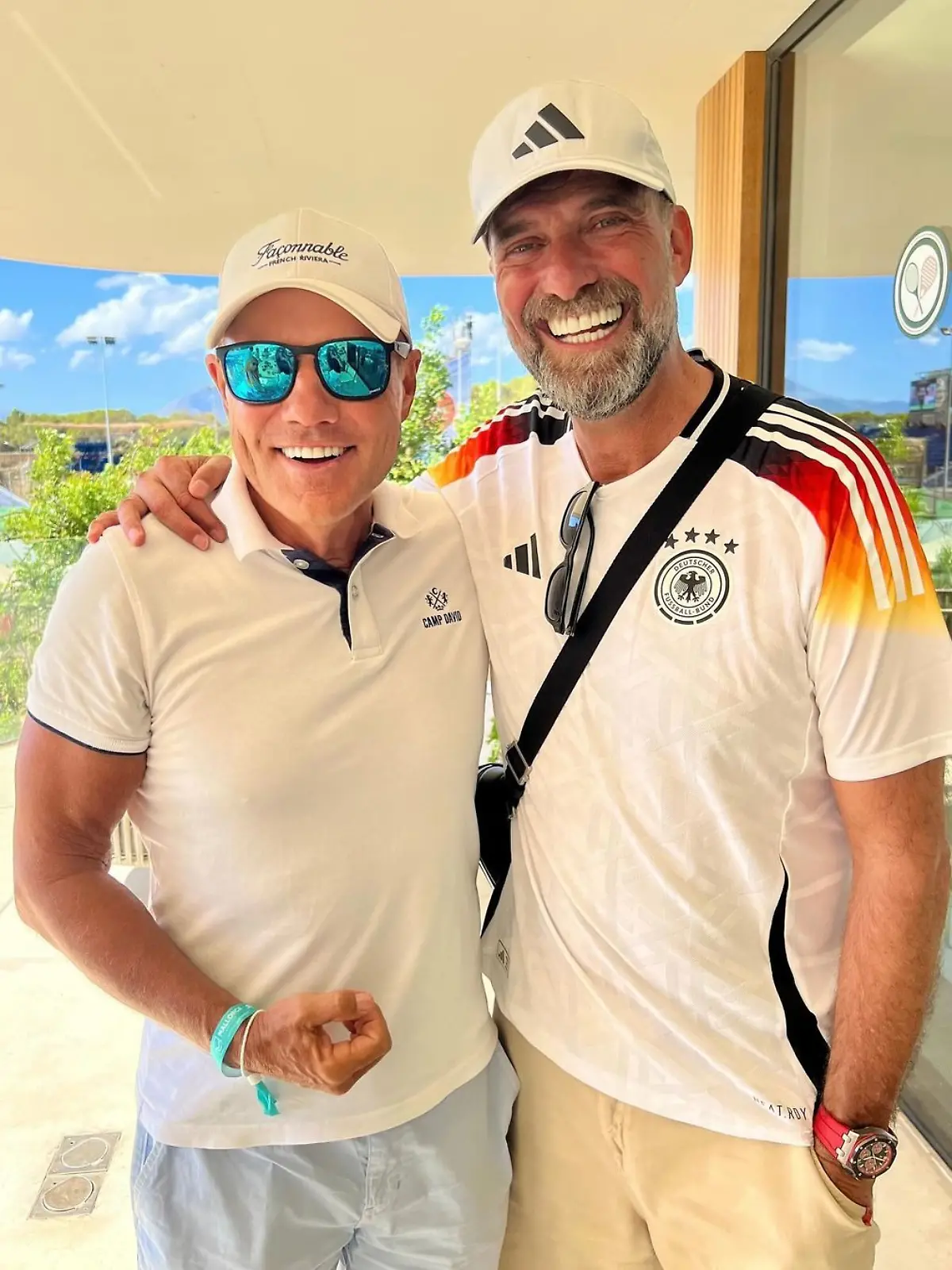 Dieter Bohlen posiert mit Jürgen Klopp auf Mallorca.