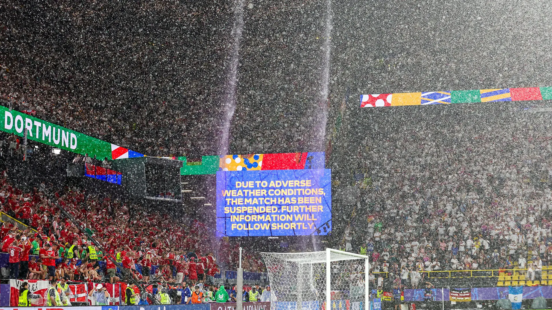 EM 2024: Deutschland - Dänemark am 29.06.2024 in dem BVB Stadion Dortmund in Dortmund
Das Spiel wurde aufgrund des Wetters unterbrochen - auf der Anzeigetafel / Videoleinwand steht aufgrund schlechter Wetterbedingungen wurde das Spiel unterbrochen. Weitere Informationen folgen in Kürze.
Foto: osnapix