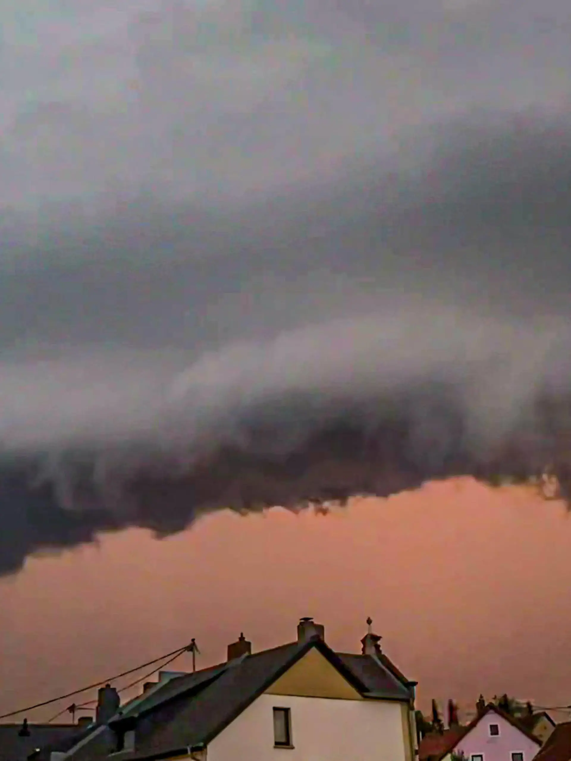 Schwere Gewitterfront zieht über Saarbrücken hinweg: Bedrohliche Gewitterfront mit atemberaubender Shelf-Cloud zieht in der Nacht über das Saarland - tief hängende Gewitterfront - heftige Blitze zucken im Sekundentakt am Nachthimmel, Blitzeinschläge Eine schwere Unwetterfront zog am späten Samstagabend über das Saarland hinweg. Besonders schwer hat es hierbei Saarbrücken getroffen. Eine beeindruckende Gewitterfront mit einer vorausrückenden Shelf-Cloud, also einer tief hängenden, horizontal ausgerichteten Arcus-Wolk, sorgte für einen atemberaubenden und zugleich bedrohlichen Anblick am Nachthimmel. Blitze zuckten im Sekundentakt, einige Blitze schlugen auch auf der Erde ein. Kurz darauf prasselte Starkregen zu Boden und Sturmböe Copyright: xFabianxGeierx/xEinsatzReport24x