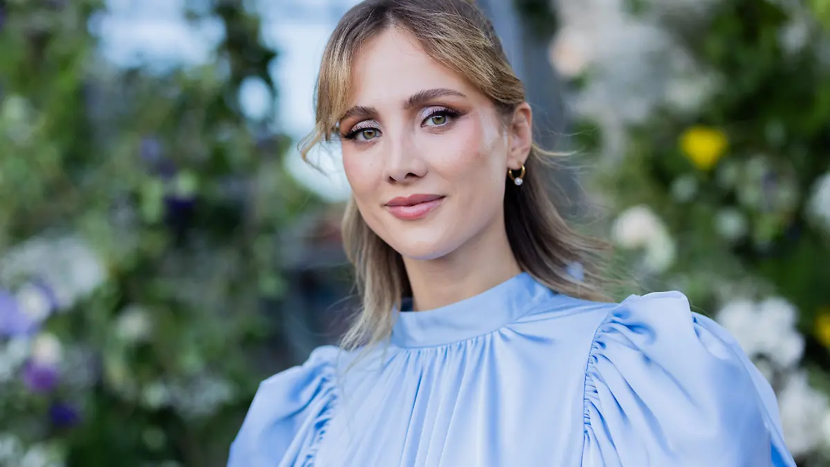 Carmen Kroll (Carmushka), Influencerin, kommt zur Vorstellung der dritten Staffel der Netflix-Serie «Bridgerton» in die Flora.