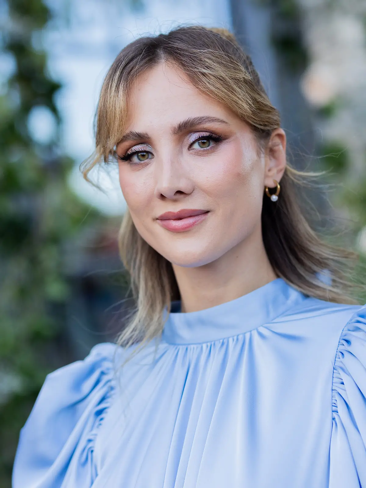 Carmen Kroll (Carmushka), Influencerin, kommt zur Vorstellung der dritten Staffel der Netflix-Serie «Bridgerton» in die Flora.