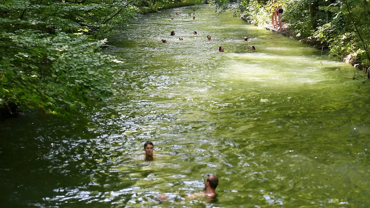 Eisbachschwimmer lassen sich im Eisbach durch den Englischen Garten treiben, zurück zum Einstiegspunkt gehts mit der Tram oder zu Fuß.