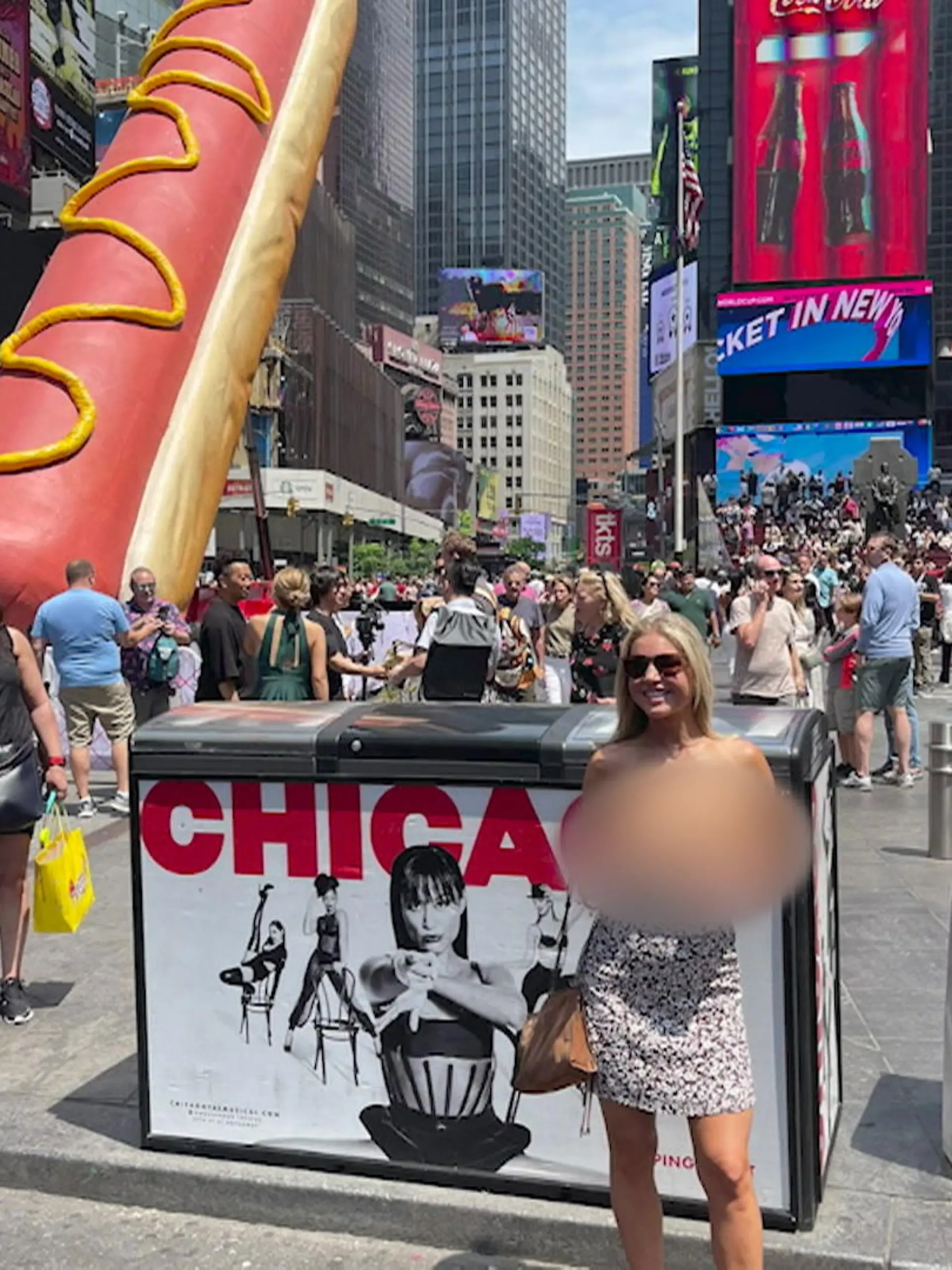 Bild zu: "Sie zeigt alle ihre Big Apples! OnlyFans-Model zieht in New York blank"