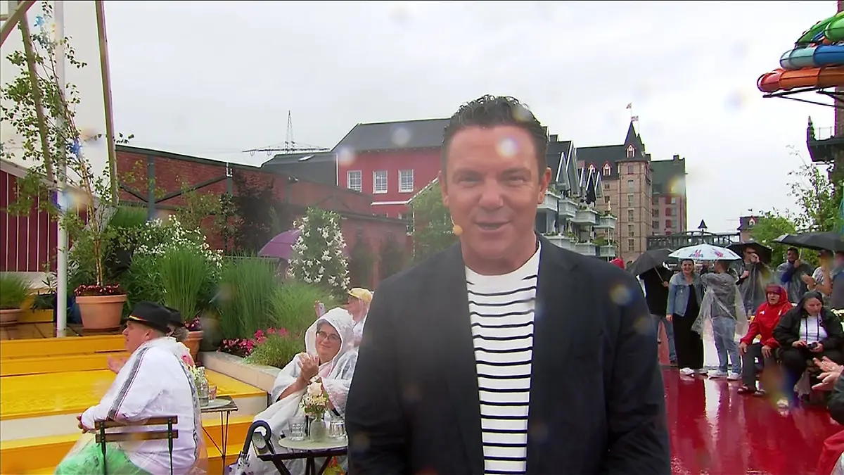 Stefan Mross lässt sich bei „Immer wieder sonntags” vom Regen nicht aus dem Konzept bringen.