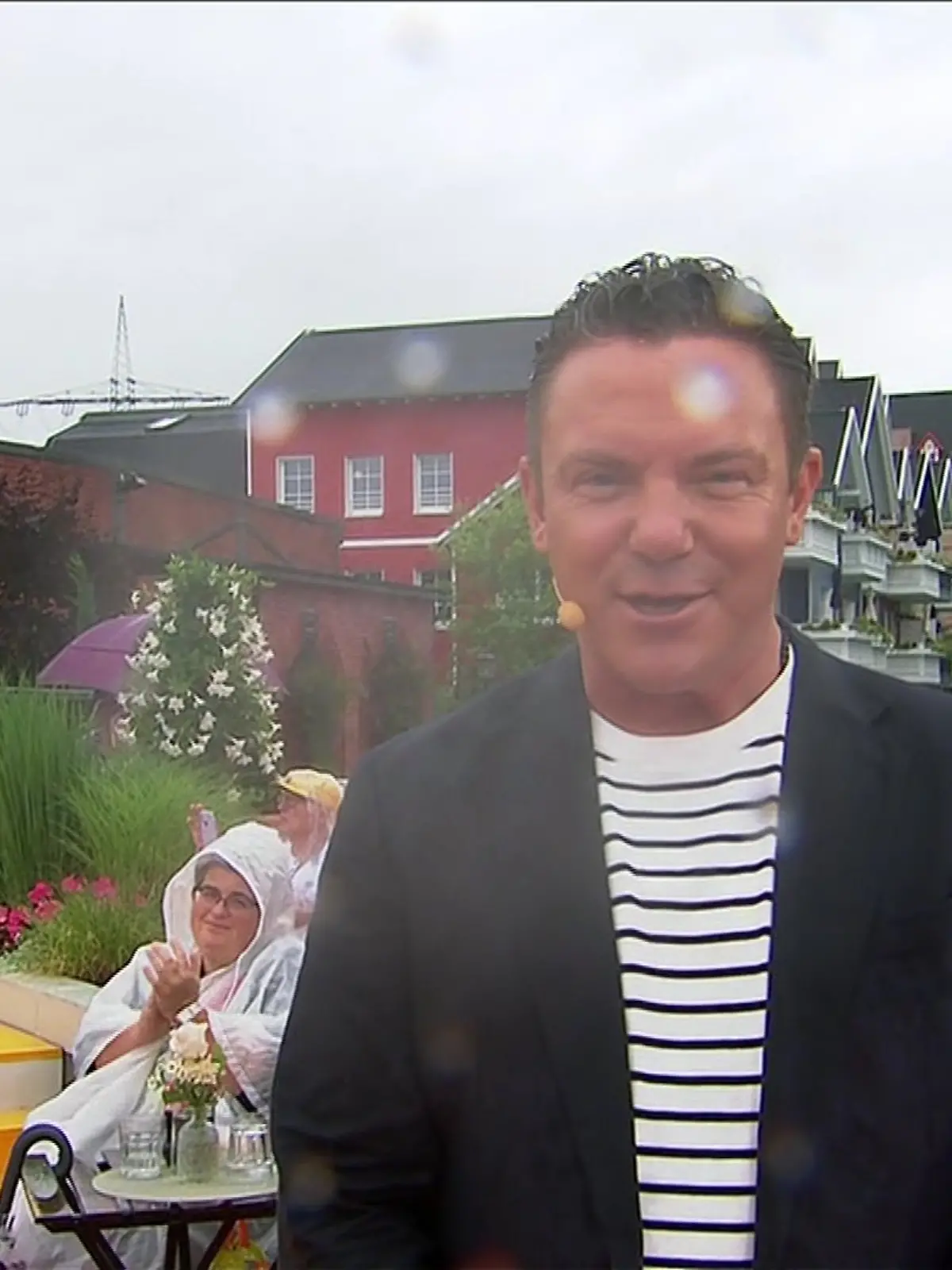 Stefan Mross lässt sich bei „Immer wieder sonntags” vom Regen nicht aus dem Konzept bringen.