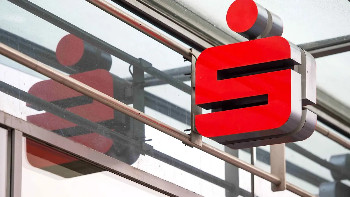 Ein Sparkassenlogo hängt an der Fassade einer Berliner Sparkassen-Filiale.