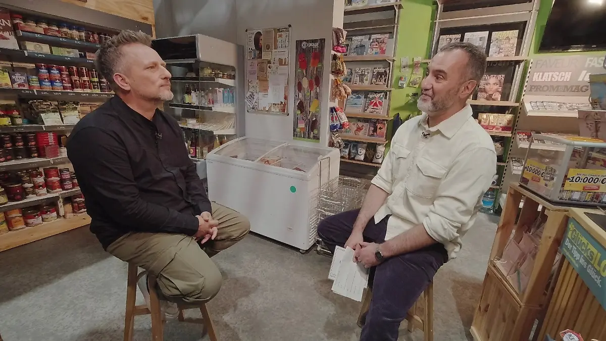 GZSZ-Star Lars Pape stellt den Fragenhagel bei „Ein Promi ein Joker” im Kiezkauf