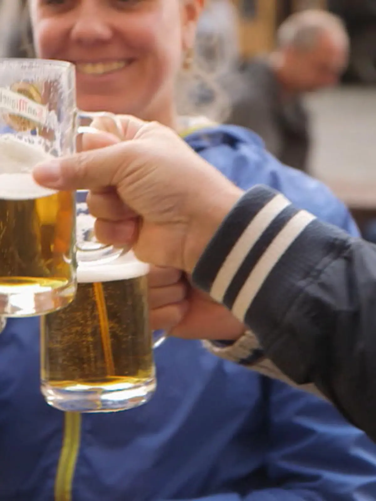 Diese Nachricht dürfte vielen gar nicht schmecken: Die Inflation macht auch vor dem Bier nicht halt. Denn von den Rohstoffen über die Energie bis zur Flasche: Alles wird für die Brauereien teurer. Auf dem Münchner Oktoberfest steigen dieses Jahr die Preise auf ein neues Rekordhoch.