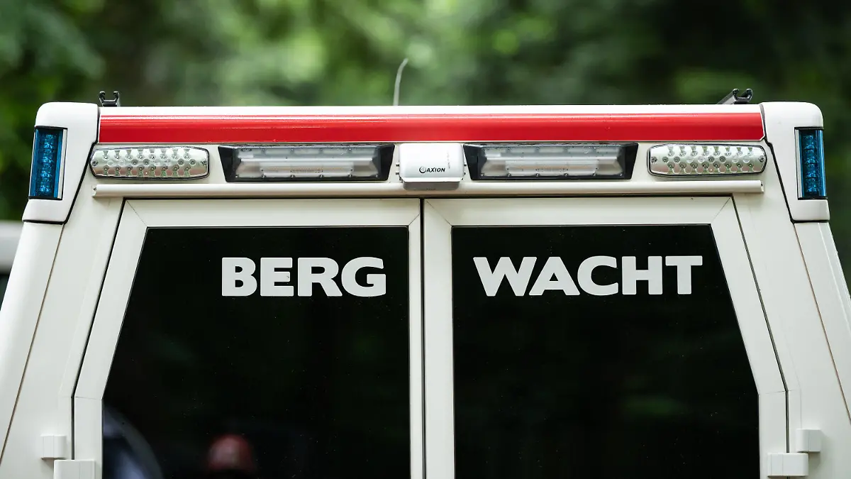 ARCHIV - 27.06.2022, Baden-Württemberg, Waldkirch: Der Schriftzug «Bergwacht» ist auf einem Einsatzfahrzeug der Bergwacht Waldkirch bei Kletterübungen zu sehen. (zu dpa: «100-Meter-Absturz im Schwarzwald - Geländelauf-Teilnehmer tot») Foto: Silas Stein/dpa +++ dpa-Bildfunk +++