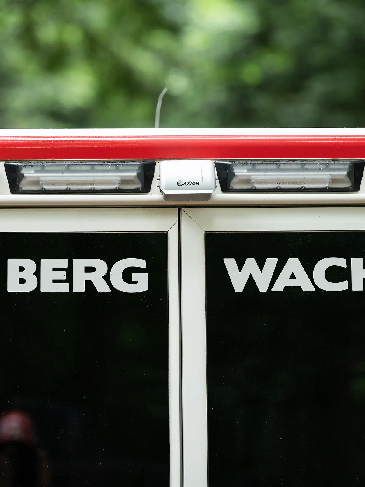ARCHIV - 27.06.2022, Baden-Württemberg, Waldkirch: Der Schriftzug «Bergwacht» ist auf einem Einsatzfahrzeug der Bergwacht Waldkirch bei Kletterübungen zu sehen. (zu dpa: «100-Meter-Absturz im Schwarzwald - Geländelauf-Teilnehmer tot») Foto: Silas Stein/dpa +++ dpa-Bildfunk +++