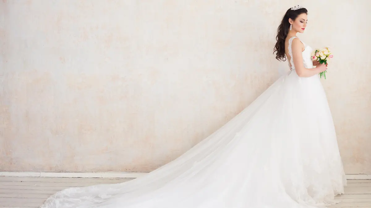 Frau trägt Hochzeitskleid mit langer Schleppe